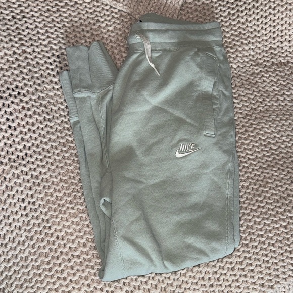 Nike joggers - Picture 2 of 3